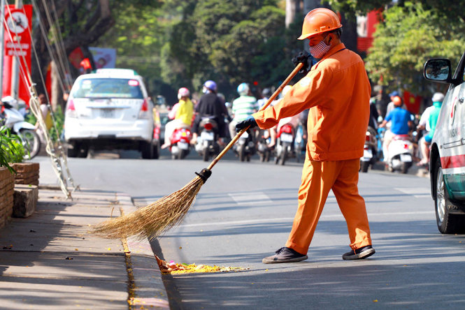 Công nhân quét dọn vệ sinh thường xuyên trên đường để chào đón năm mới - Ảnh: HỮU KHOA