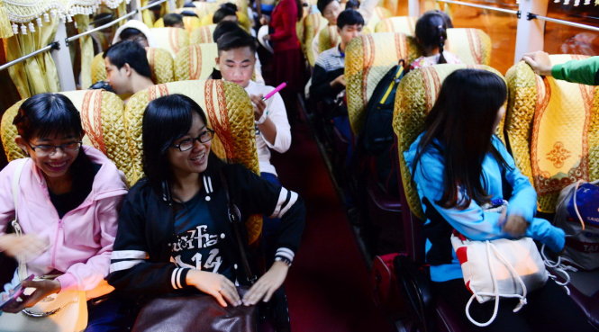 Học sinh Trường THPT Hoàng Diệu (Sóc Trăng) lên xe đi TP.HCM dự Ngày hội tư vấn tuyển sinh-hướng nghiệp năm 2016. Năm nay trường này tiếp tục đăng ký hơn 300 học sinh - Ảnh: Q.ĐỊNH