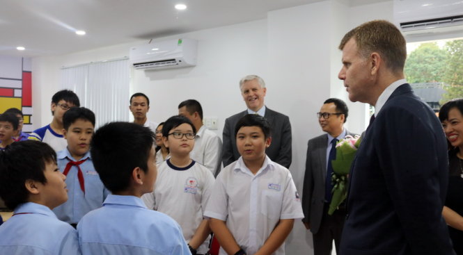 Ông Stephen Groff (bìa phải), phó chủ tịch Ngân hàng phát triển châu Á - trò chuyện với các HS lớp đào tạo đổi mới sáng tạo tại Saigon Innovation Hub vào tháng 11-2016 - Ảnh: SiHub