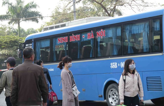 Một xe khách Ninh Bình rời bến không khách - Ảnh: Quang Thế