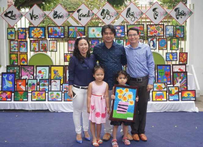 Bé Nguyễn Hoàng Khánh Ngọc với bức tranh bán được giá cao nhất chương trình - Ảnh: ÁNH HIỆP