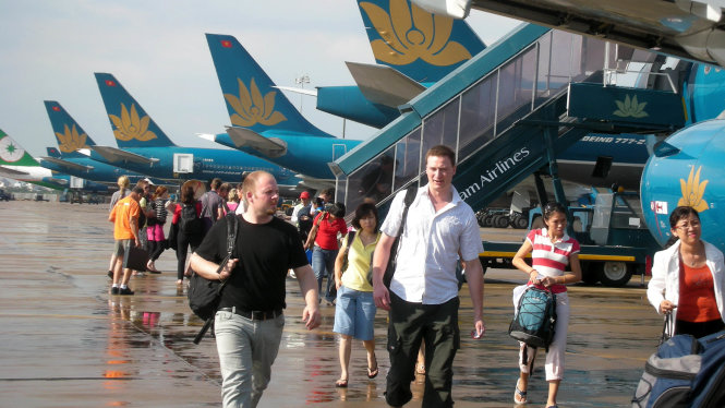 Máy bay xếp hàng đợi lấy khách tại sân bay Tân Sơn Nhất - Ảnh: T.T.D.