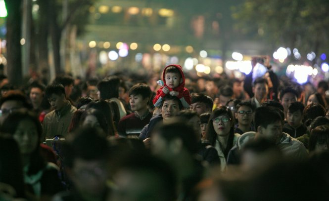 Một em nhỏ được kiệu lên giữa hàng ngàn người xem chương trình ca nhạc - Ảnh: Nam Trần