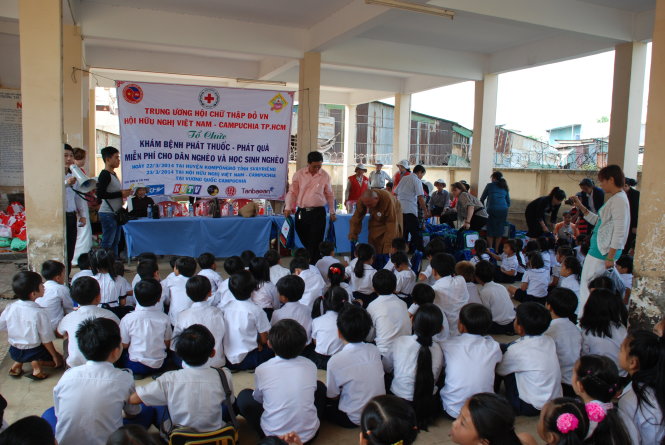 Tổng hội người Campuchia gốc Việt phối hợp với Hội Chữ thập đỏ VN phát thuốc, tặng quà cho người gốc Việt nghèo ở Campuchia - Ảnh: tổng hội cung cấp