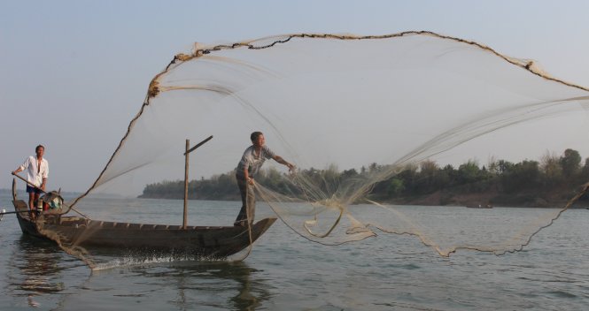 Việc cải tạo, nắn dòng sông Mekong sẽ ảnh hưởng tới sinh kế hàng chục triệu người. Trong ảnh: đánh bắt cá trên sông Mekong, đoạn chảy qua Kratie, Campuchia - Ảnh: TIẾN TRÌNH
