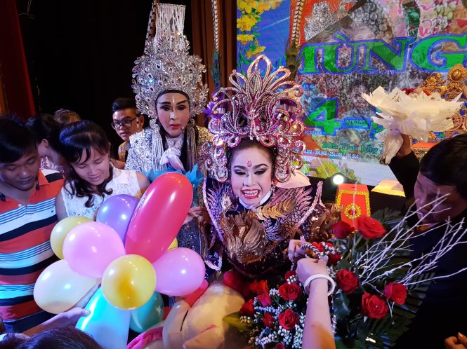 Nghệ sĩ Bình Tinh xúc động trước tình cảm và sự hưởng ứng nhiệt tình của đông đảo khán giả.