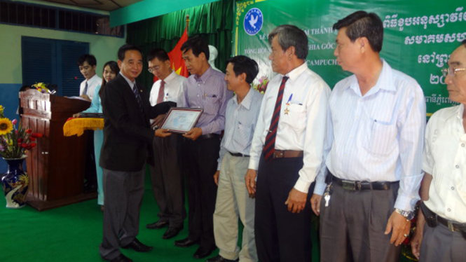 Ông Châu Văn Chi, chủ tịch Tổng hội người Campuchia gốc Việt (mặc vest), cùng đại diện phân hội ở các tỉnh - Ảnh: tổng hội cung cấp