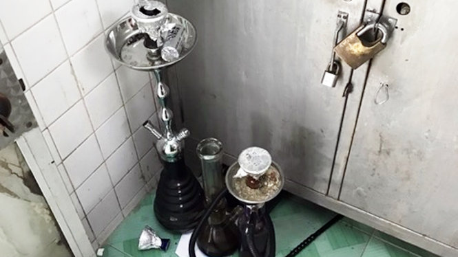 Các dụng cụ để hút shisha, ma túy bị thu giữ - Ảnh: Cơ quan công an cung cấp