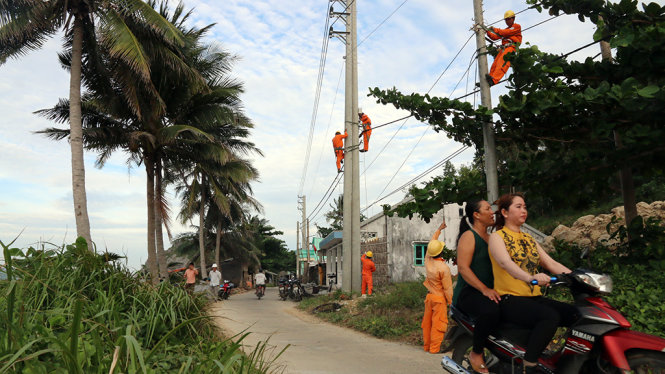Thi công lưới điện trên xã đảo Hòn Nghệ chuẩn bị đón lưới điện quốc gia - Ảnh Đình Hoàng