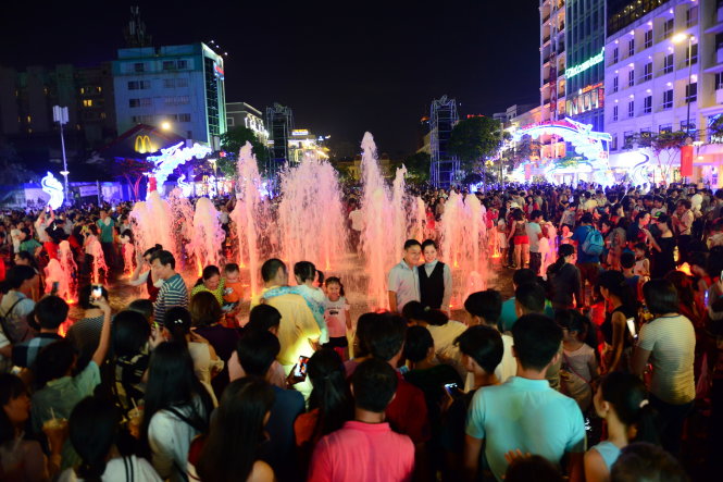 Hàng ngàn người dân vui chơi tại phố đi bộ Nguyễn Huệ, Q.1, TP.HCM tối 31-12 - Ảnh: QUANG ĐỊNH