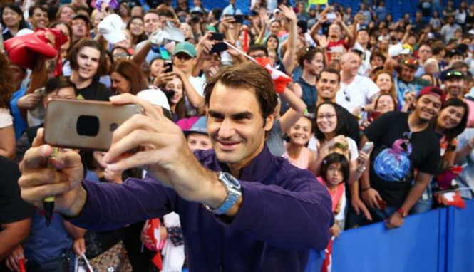 Federer chụp ảnh cùng 6.000 CĐV đến sân theo dõi anh tập luyện tại Perth. Ảnh: GETTY IMAGES