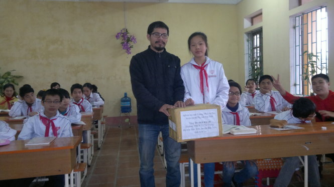 Nguyễn Quang Thạch trong một hoạt động Sách hóa nông thôn  Ảnh: tác giả cung cấp
