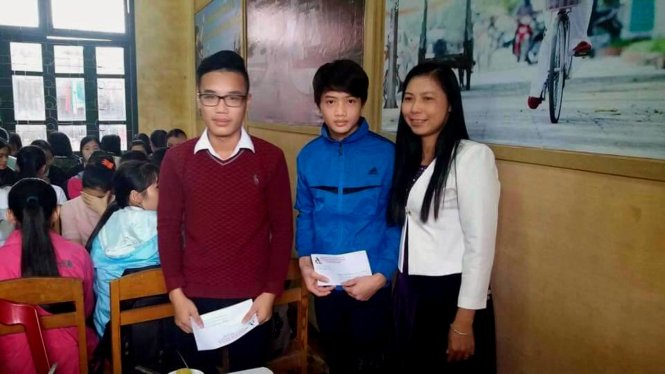 Cô giáo Lê Nam Linh cùng hai học sinh Dũng và Kiệt - Ảnh: N.Linh