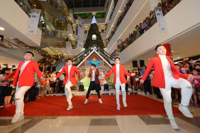 Đông đảo khách mua sắm đứng xem hoạt động chào đón năm mới tại một trung tâm thương mại ở Phú Mỹ Hưng, quận 7, TP.HCM - Ảnh: ĐÌNH DÂN