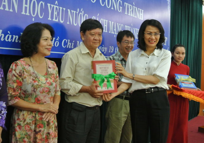 Bà Nguyễn Thị Thu - phó chủ tịch UBND TP.HCM - trao tặng sách cho các tác giả có tác phẩm được đưa vào tổng tập - Ảnh: T.V.