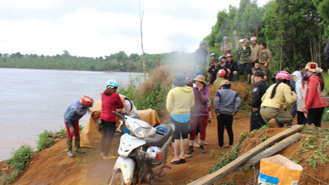 Hiện trường vụ chìm ghe tại hồ thủy điện Đắk Ten (xã Quảng Sơn, huyện Đắk Glong) - Ảnh: THÁI THỊNH