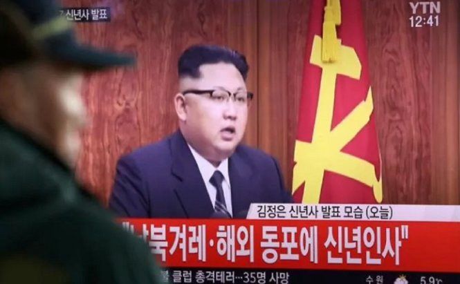 Một người Hàn Quốc xem ông Kim Jong Un phát biểu mừng năm mới trên truyền hình - Ảnh: AP