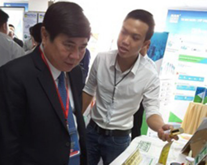 Chủ tịch UBND TP.HCM Nguyễn Thành Phong tìm hiểu về sản phẩm khoa học và công nghệ được trưng bày tại Hội nghị quốc tế thường niên khu công nghệ cao lần 4 (tháng 11-2016) - Ảnh: QUỐC THANH