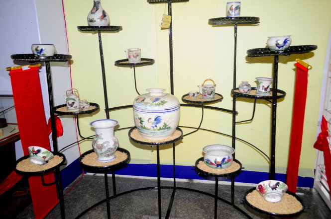 Hiện vật trưng bày tại triển lãm chủ đề phong tục ăn trầu, nghệ thuật uống trà của người Việt và gốm sứ Nam bộ tại Bảo tàng An Giang. Ảnh CTV