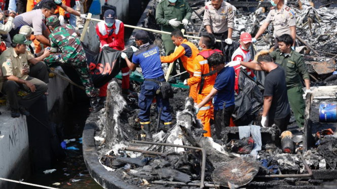 Thi thể một nạn nhân vụ cháy tàu đang được đưa lên bờ - Ảnh: Reuters
