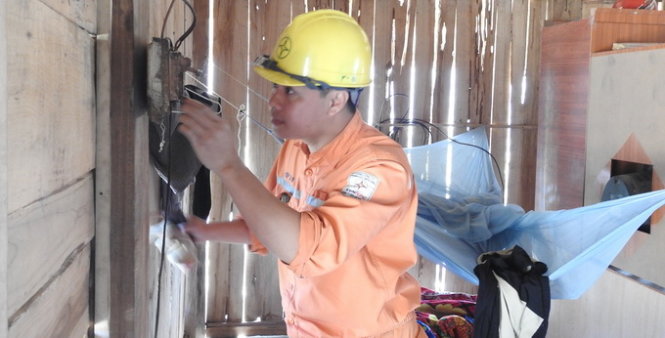 Nhân viên điện lực Điện Biên đấu nối điện trong nhà cho người dân
vùng cao - Ảnh: V.Hùng