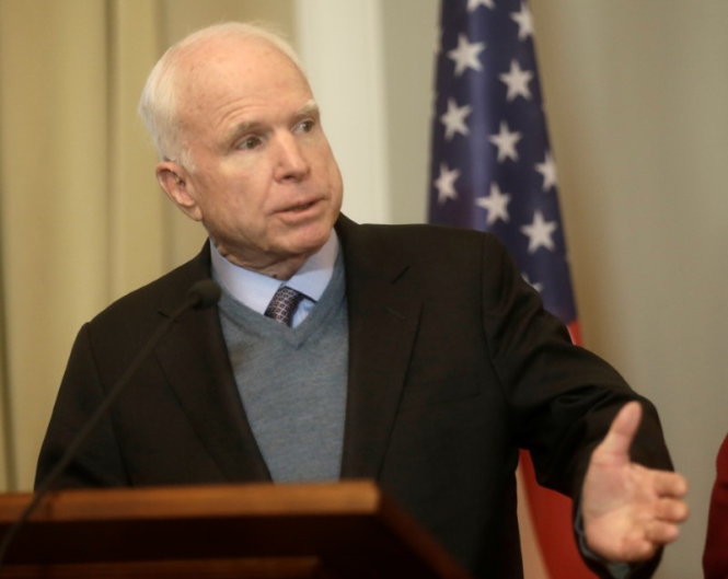 Thượng nghị sĩ John McCain tại cuộc họp báo ở Riga (Gruzia) ngày 30-12 - Ảnh: Reuters