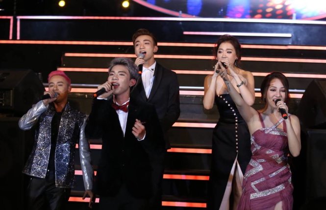 Các ca sĩ Thanh Duy, Soobin Hoàng Sơn, Bảo Anh, Harry Won và Erik trình diễn Bài hát hiện tượng Sau tất cả - Ảnh: Gia Tiến