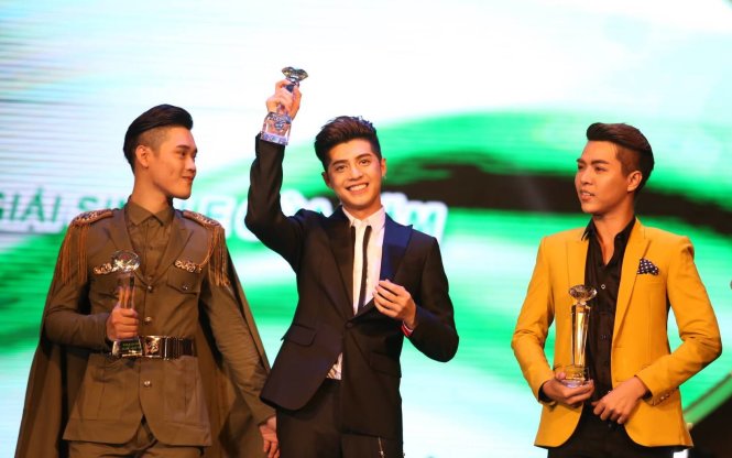 Biên đạo Trung Hiếu, ca sĩ Noo Phước Thịnh và nhạc sĩ Đỗ Hiếu nhận giải Single của năm với Cause I love you - Ảnh: Gia Tiến