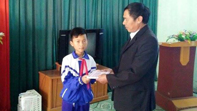 Ban giám hiệu và Liên Đội trường Tiểu học Quỳnh Hậu tuyên dương em Nguyễn Sỹ Tiến, học sinh lớp 5A có hành động nhặt được của rơi, trả lại người đánh mất