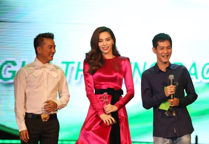 Hồ Ngọc Hà và nhạc sĩ Hoài Sa nhận giải thưởng dự án âm nhạc đặc biệt cho dự án Love songs - Ảnh: Gia Tiến