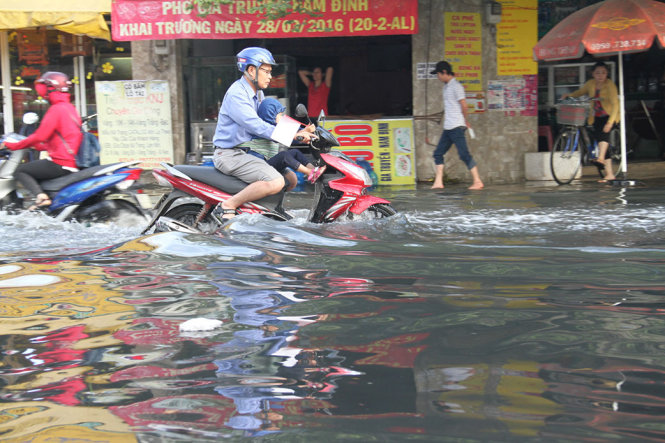 Đường tại khu vực phường Thạnh Lộc (quận 12) ngập sau sự cố bung phay ngăn triều - Ảnh: NGỌC KHẢI chụp vào sáng 3-1