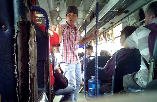 Nhóm Chánh “già” đang uy hiếp một phụ nữ người Nghệ An trên xe buýt số 12, chiếm đoạt 200.000 đồng