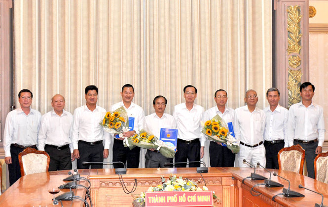 ​Phó Chủ tịch UBND TP.HCM Lê Thanh Liêm (thứ 5 từ phải qua) và các đồng nghiệp tặng hoa chúc mừng các nhân sự mới sáng 3-1