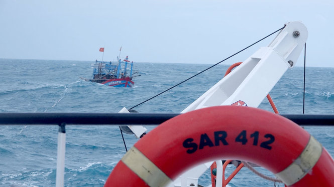 Tàu SAR 412 kéo tàu cá QNa 95979 TS về bờ - Ảnh: Vietnam MRCC