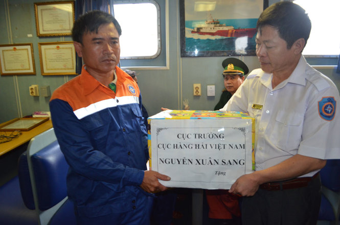 Lãnh đạo Trung tâm Phối hợp Tìm kiếm cứu nạn Hàng hải khu vực II tặng quà của Cục trưởng Cục Hàng hải cho các ngư dân tàu QNa 95979 TS - Ảnh: Vietnam MRCC