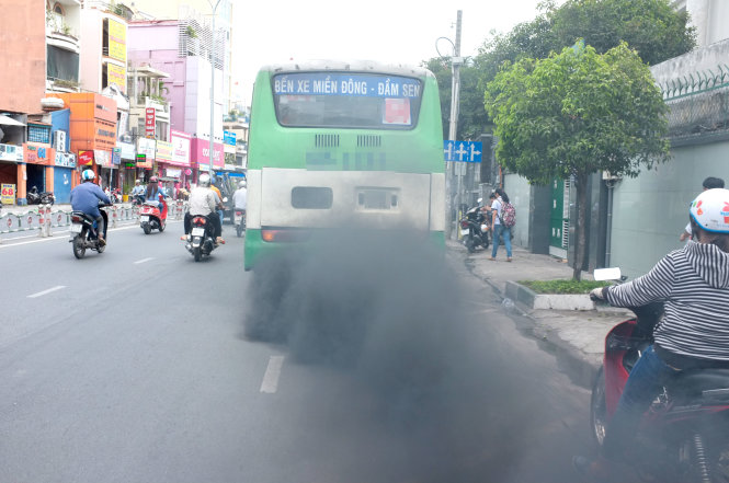 Một chiếc xe buýt nhả khói đen kịt trên đường Phan Đăng Lưu, Q.Phú Nhuận, TP.HCM - Ảnh: CHÂU ANH