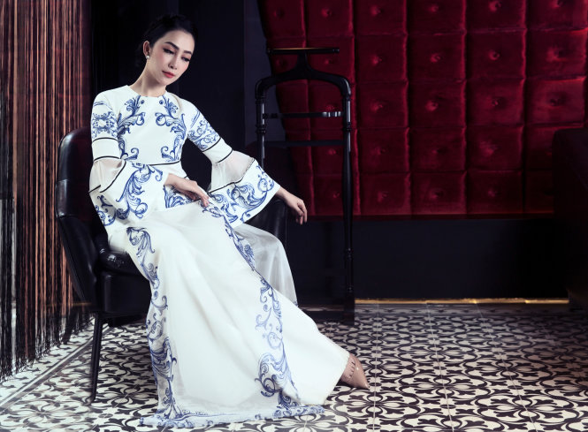 Nghệ sĩ múa Linh Nga trong một thiết kế áo dài lấy cảm hứng từ gốm sứ truyền thống của Adrian Anh Tuấn - Ảnh: TÙNG CHU