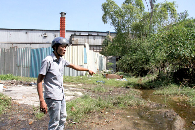Nhà máy thép DaNa-Úc xả nước ra khu vực người dân sinh sống - Ảnh: ĐOÀN CƯỜNG