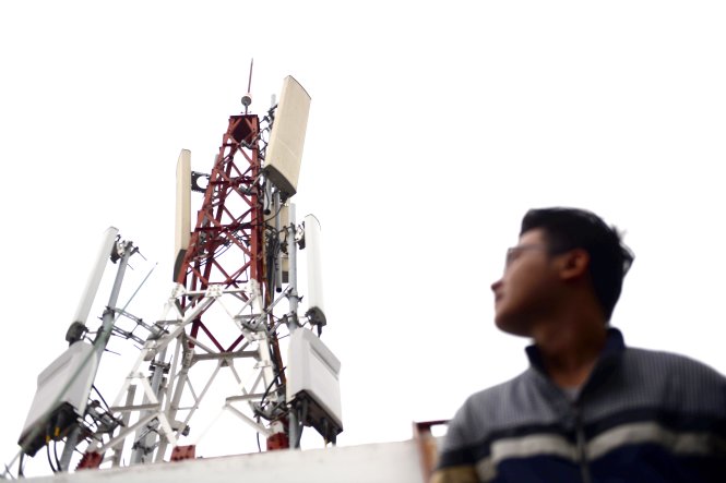 Một trạm thu phát sóng thông tin viễn thông di động đặt trên nhà dân ở đường Phạm Hùng, Q.8, TP.HCM - Ảnh: HỮU KHOA
