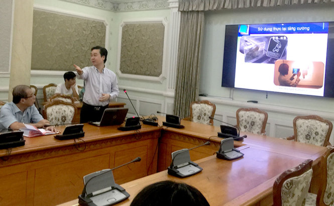 Anh Trần Minh Triết trình bày giới thiệu về ứng dụng bảo tàng tương tác thông minh - Ảnh: MAI HƯƠNG