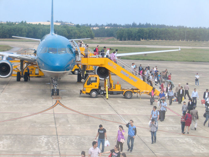 Khách bay từ Hà Nội xuống sân bay Đồng Hới - Ảnh: L.GIANG