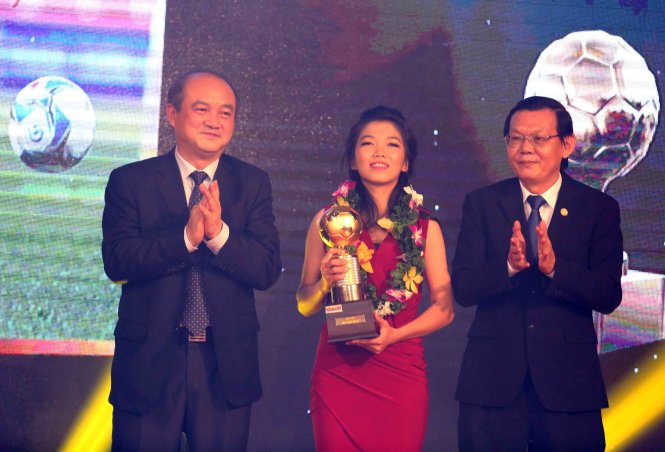 Huỳnh Như đoạt danh hiệu Quả bóng vàng nữ 2016. Ảnh: N.K