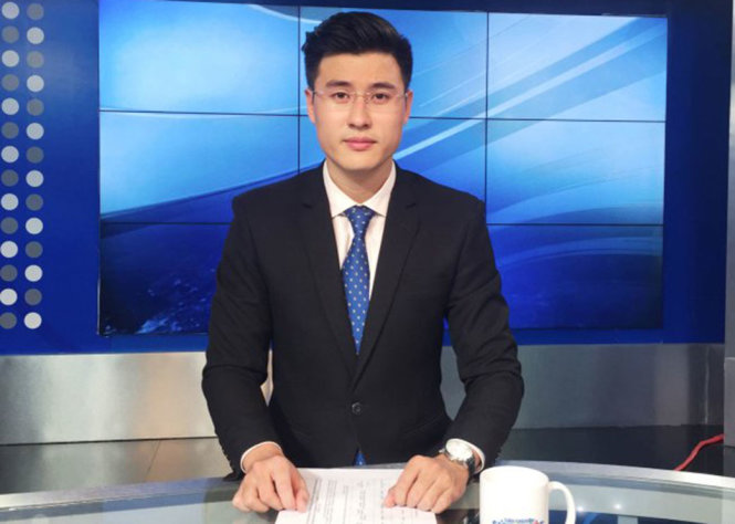 MC Hoàng Long đang dẫn chương trình tại Đài truyền hình Thông tấn xã Việt Nam - Ảnh: NVCC