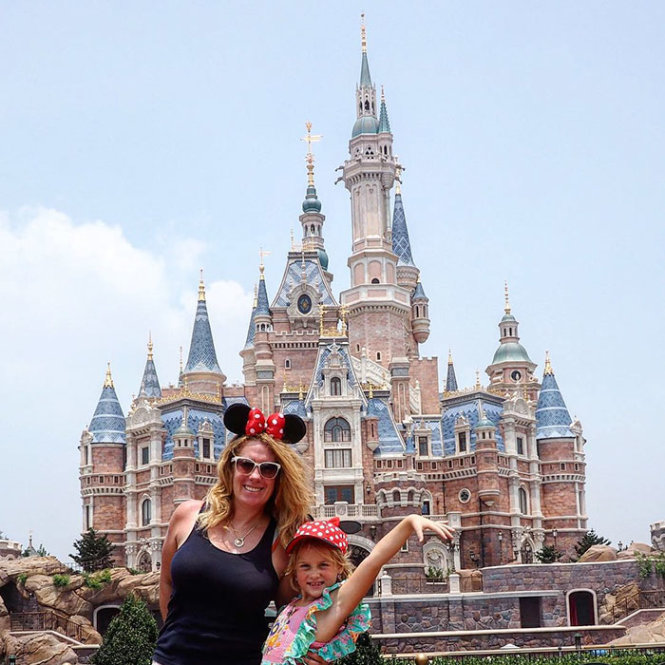 Hai mẹ con đã đến những lâu đài tuyệt đẹp - Ảnh: BoredPanda/Instagram