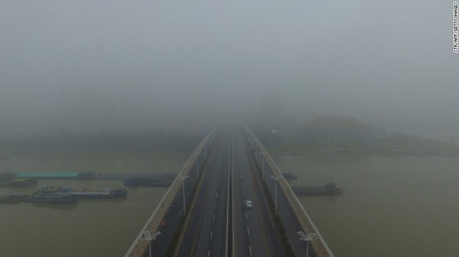 Một cây cầu ở Dương Châu mờ ảo trong sương mù - Ảnh: Getty