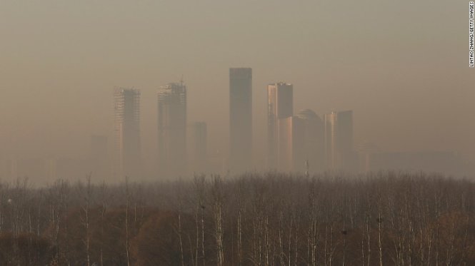 Quận trung tâm thương mại của Bắc Kinh chìm trong sương mù ô nhiễm hôm 31-12-2016 và tình hình không cải thiện mấy trong những ngày qua - Ảnh: Getty