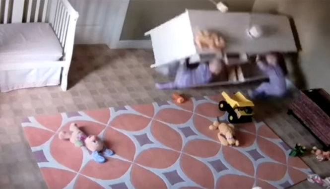 Tủ kéo ngã đè lên người cậu bé 2 tuổi - Ảnh chụp từ video clip