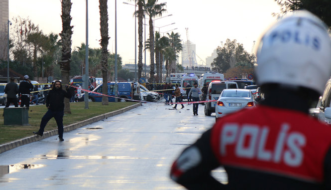 Cảnh sát phong tỏa hiện trường vụ đánh bom tại thành phố Izmir - Ảnh: Reuters