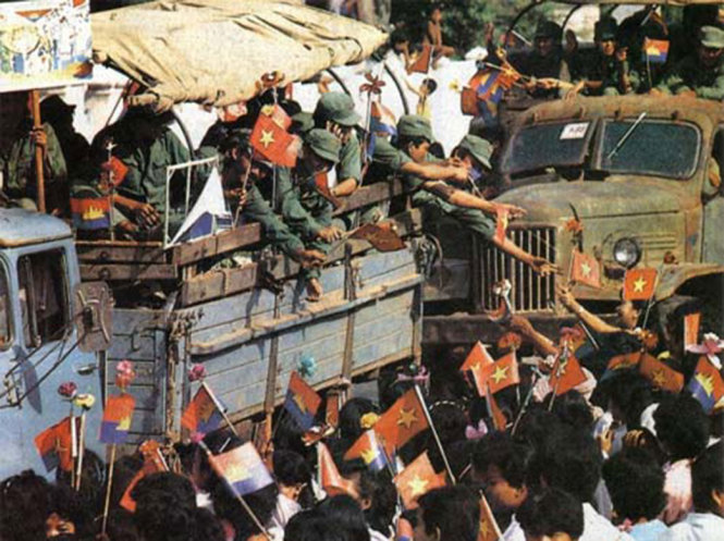 Cùng với lực lượng cách mạng Campuchia, quân tình nguyện Việt Nam tiến vào giải phóng Phnom Penh khỏi chế độ độc tài Pol Pot trưa 7-1-1979 - Ảnh: TLTT