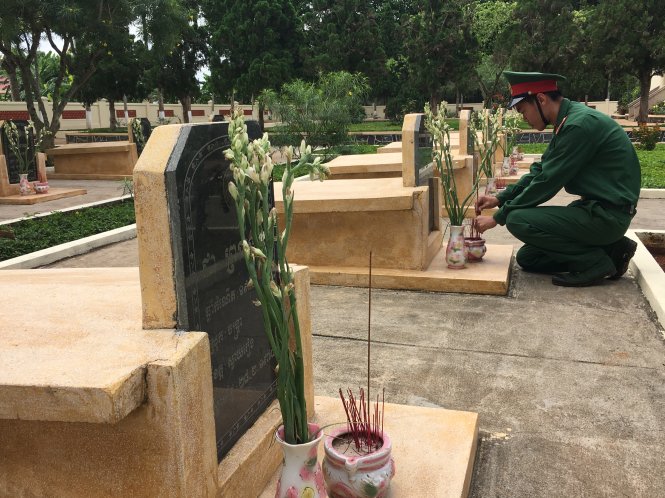 Bộ đội VN canh giữ nghĩa trang Campuchia ở căn cứ Suối Râm - Ảnh: MY LĂNG